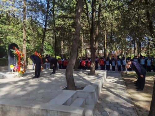 向王孝錫烈士紀(jì)念碑三鞠躬
