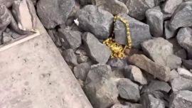 女子火車上如廁時(shí)130g左右黃金掉落鐵軌，民警搜尋4小時(shí)徒步近20公里尋回