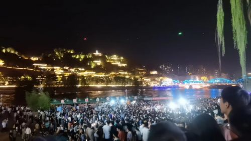 4月27晚，兰州中山桥附近的路演合唱现场。刘云 摄