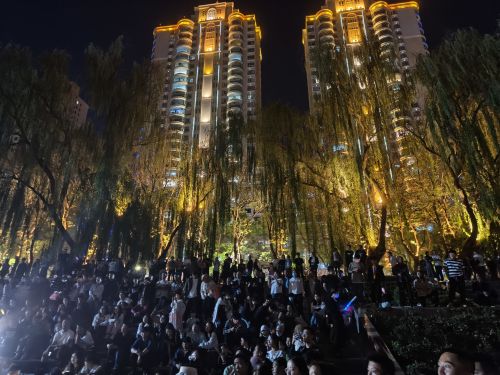 4月27日，蘭州黃河之濱的大合唱現(xiàn)場。賀娟 攝