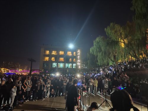 4月27日，蘭州黃河之濱的大合唱現(xiàn)場。賀娟 攝