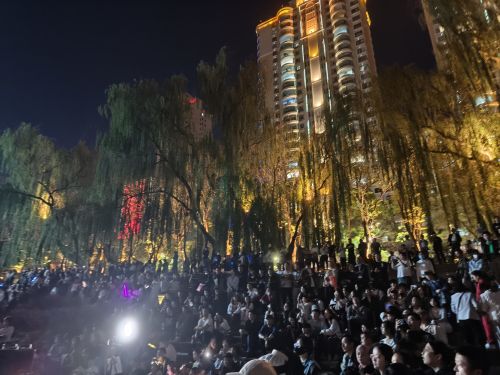 4月27日，蘭州黃河之濱的大合唱現(xiàn)場。賀娟 攝