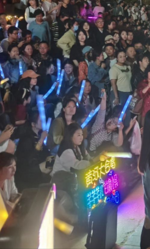 4月27日，蘭州黃河之濱的大合唱現(xiàn)場。賀娟 攝