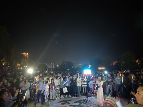 4月27日，蘭州黃河之濱的大合唱現(xiàn)場。賀娟 攝