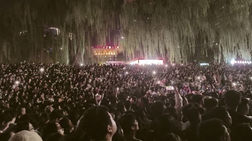 4月27日，蘭州黃河之濱的大合唱現(xiàn)場。賀娟 攝