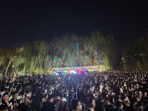 4月27日，蘭州黃河之濱的大合唱現(xiàn)場。賀娟 攝