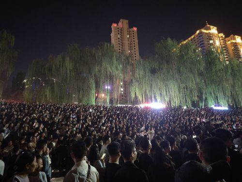 4月27日，蘭州黃河之濱的大合唱現(xiàn)場。賀娟 攝