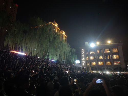 4月27日，蘭州黃河之濱的大合唱現(xiàn)場。賀娟 攝