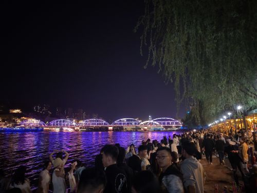 4月27日，蘭州黃河之濱夜景。賀娟 攝