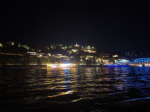 4月27日，蘭州黃河之濱夜景。賀娟 攝