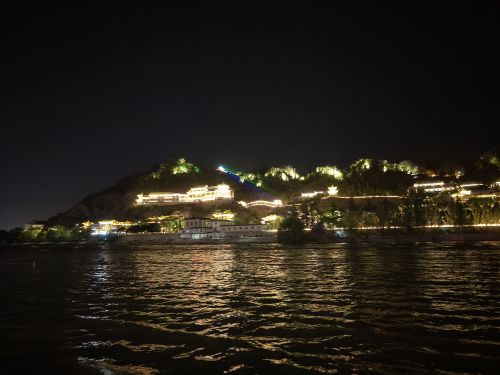 4月27日，蘭州黃河之濱夜景。賀娟 攝