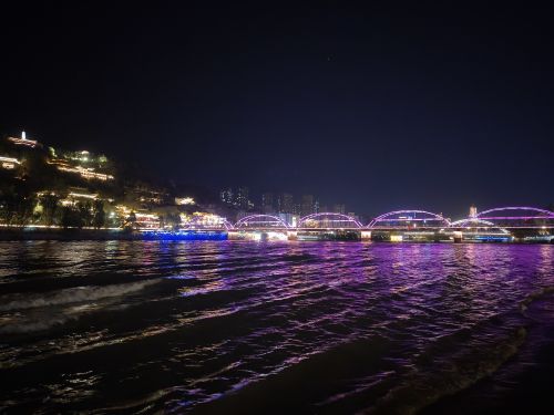 4月27日，蘭州黃河之濱夜景。賀娟 攝