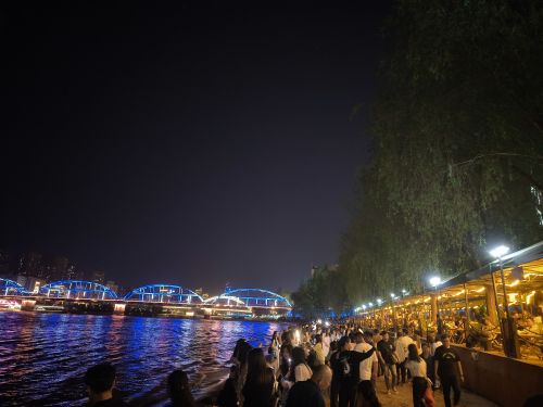 4月27日，蘭州黃河之濱的大合唱現(xiàn)場。賀娟 攝