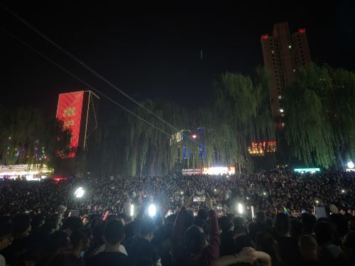 4月27日，蘭州黃河之濱的大合唱現(xiàn)場。賀娟 攝