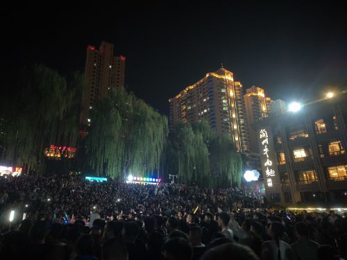 4月27日，蘭州黃河之濱的大合唱現(xiàn)場。賀娟 攝