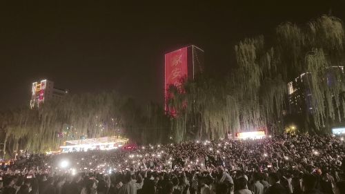 4月27日，蘭州黃河之濱的大合唱現(xiàn)場。賀娟 攝