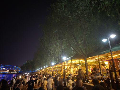 4月27日，蘭州黃河之濱的大合唱現(xiàn)場。賀娟 攝