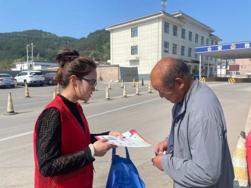 合水消防“五一”節(jié)前發(fā)動“消防志愿者”走街串巷開展消防宣傳活動