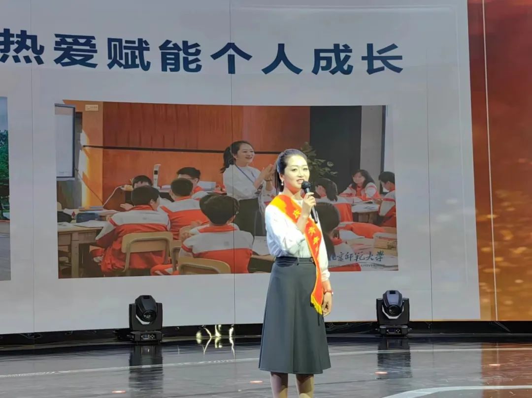 首届“庆阳青年五四奖章”获得者杨雯作事迹分享。