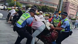 網(wǎng)傳?？谝慌域T電動(dòng)車被交警強(qiáng)行拽下，交警回應(yīng)：當(dāng)事女子闖紅燈