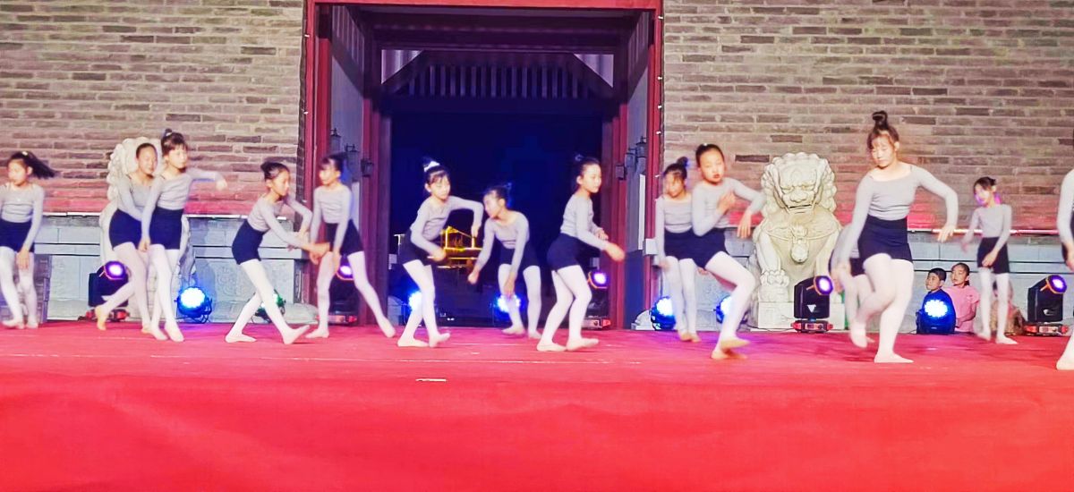庆城:举办“庆五一 旺景区 展风采”群众文艺晚会