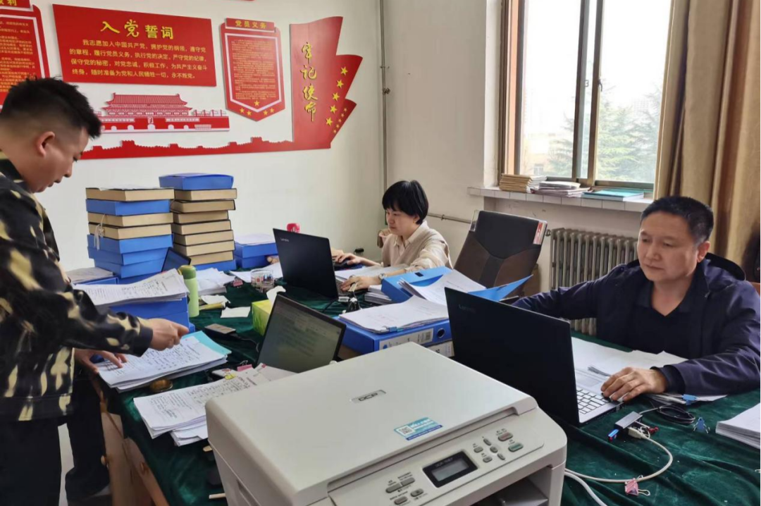 圖為審計(jì)人員進(jìn)行現(xiàn)場審計(jì)