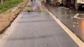 河北安新一輛面包車與洗掃車相撞致5死2傷，當(dāng)?shù)兀簜稣呔?0歲左右，在開展善后工作