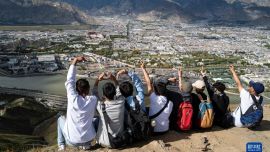 部分高校禁止學(xué)生“五一”組團(tuán)出游，還是應(yīng)將大學(xué)生當(dāng)成大人來(lái)看