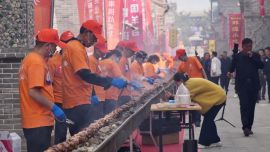 256米！“世界最长羊肉串”在环县挑战成功