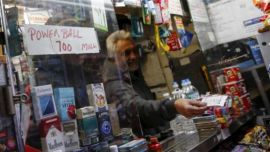 46歲男子抗癌8年后中獎(jiǎng)13億美元，其中買彩票的100美元來(lái)自朋友，將與其平分獎(jiǎng)金