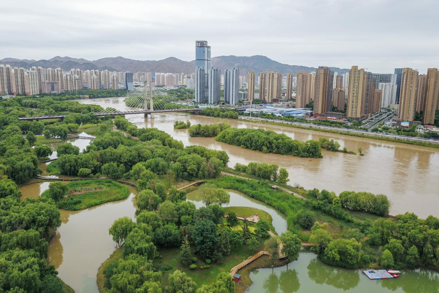 甘肃省兰州市拍摄的银滩湿地公园景色（无人机照片）。新华社记者  范培珅 摄