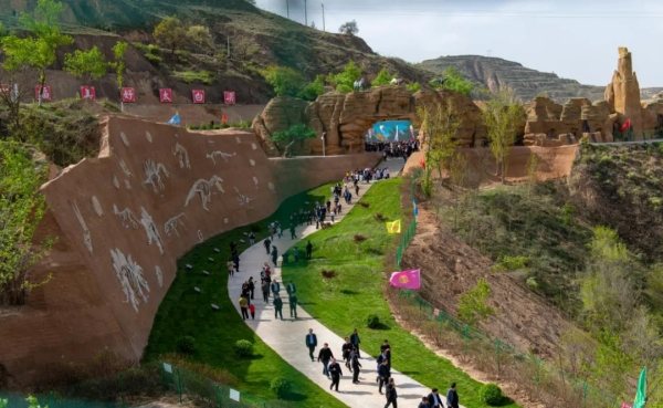 国家AAA级景区—黄土地缝峡谷