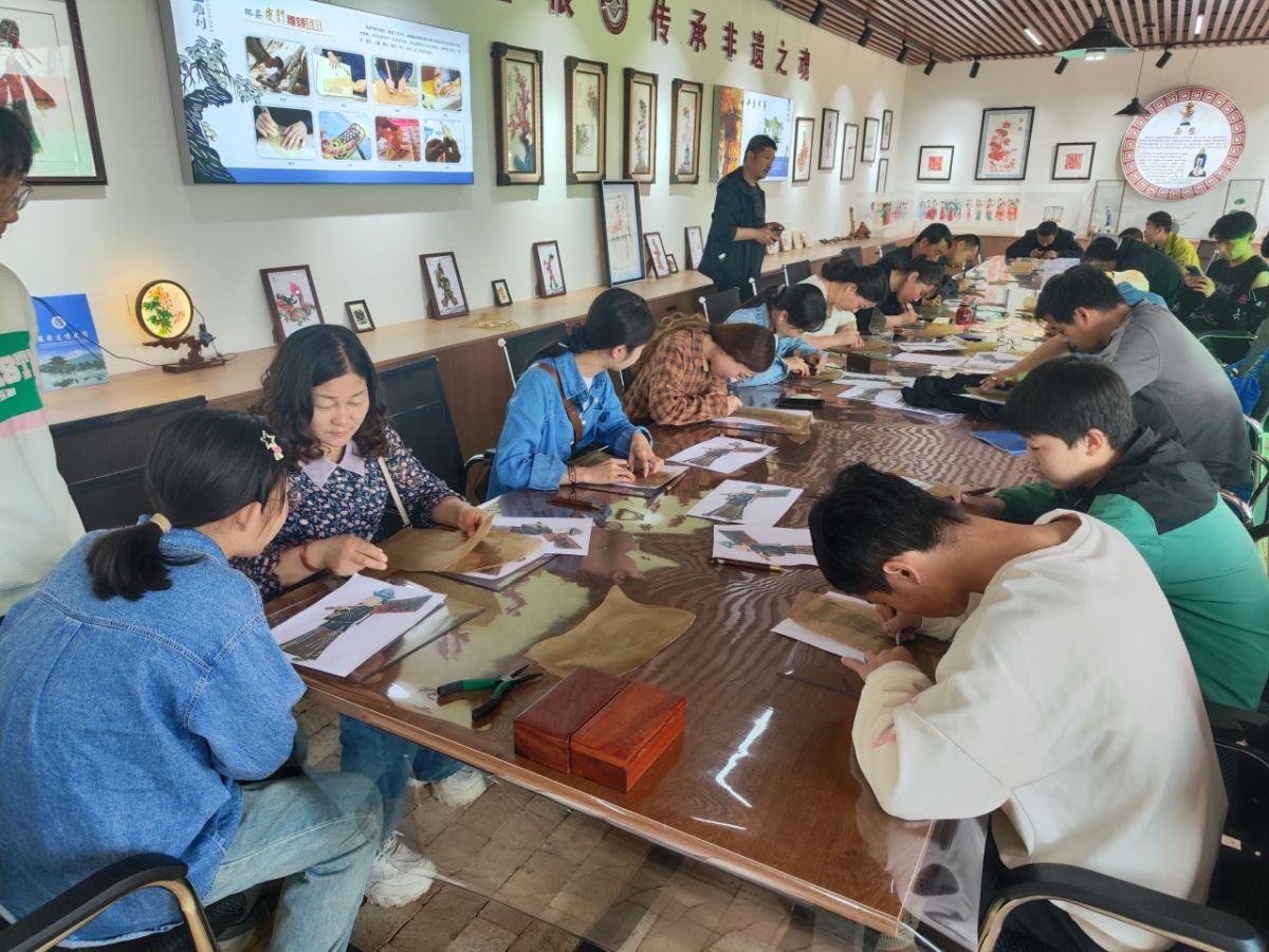 环县举行非遗传承人培训暨皮影雕刻DIY限时竞赛活动