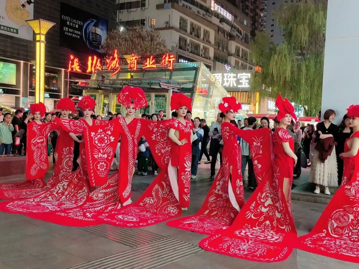 庆阳特色剪纸走秀在兰州市中桥桥闪亮登场