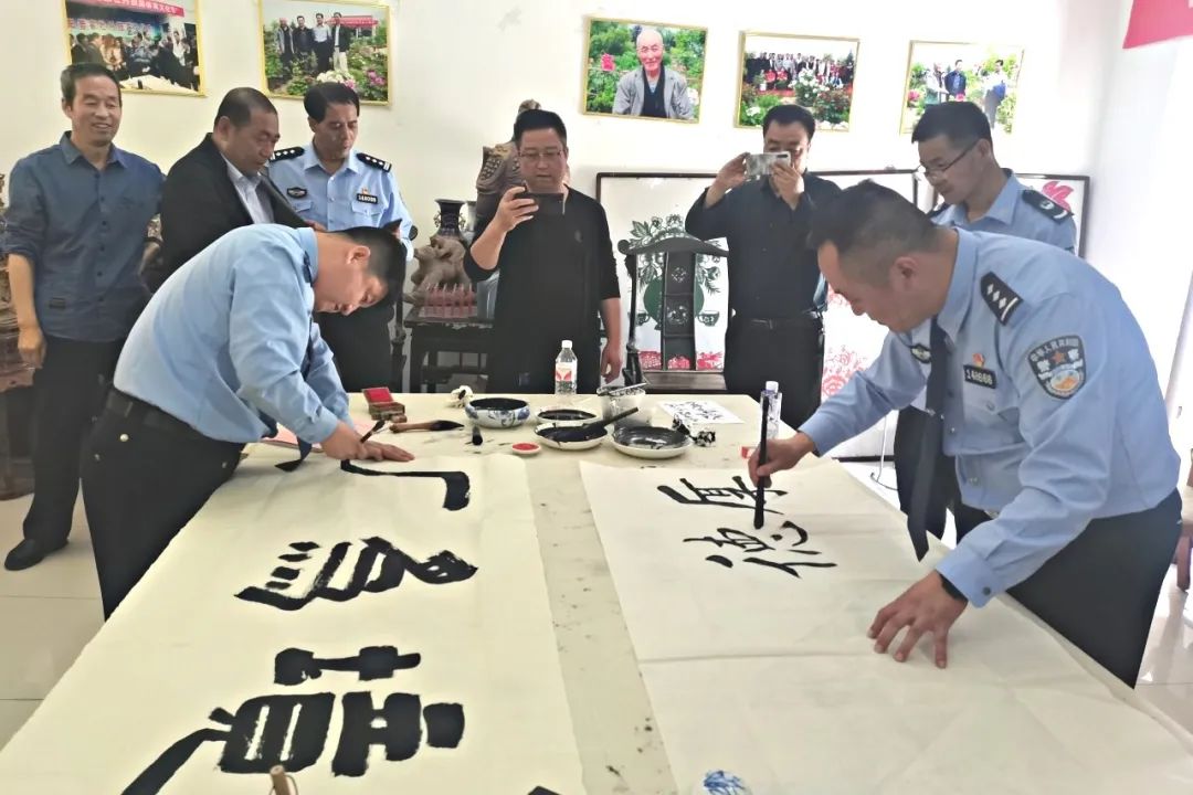 宁县公安文联开展“牡丹竞芬芳 警徽绽芳华”主题文化活动 图源：瓦斜派出所