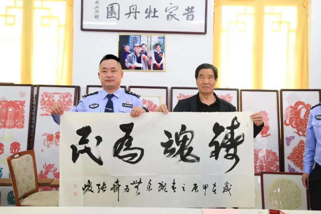 宁县公安文联开展“牡丹竞芬芳 警徽绽芳华”主题文化活动 图源：瓦斜派出所