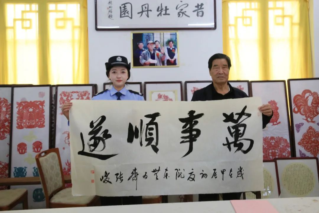 宁县公安文联开展“牡丹竞芬芳 警徽绽芳华”主题文化活动 图源：瓦斜派出所