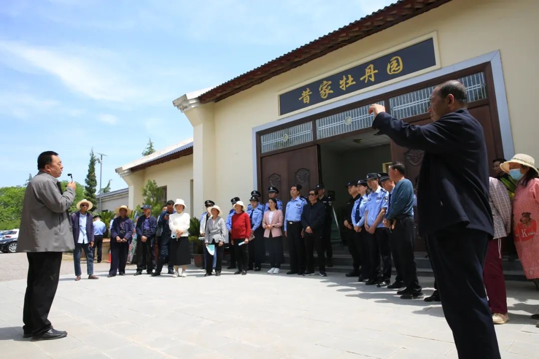 宁县公安文联开展“牡丹竞芬芳 警徽绽芳华”主题文化活动 图源：瓦斜派出所