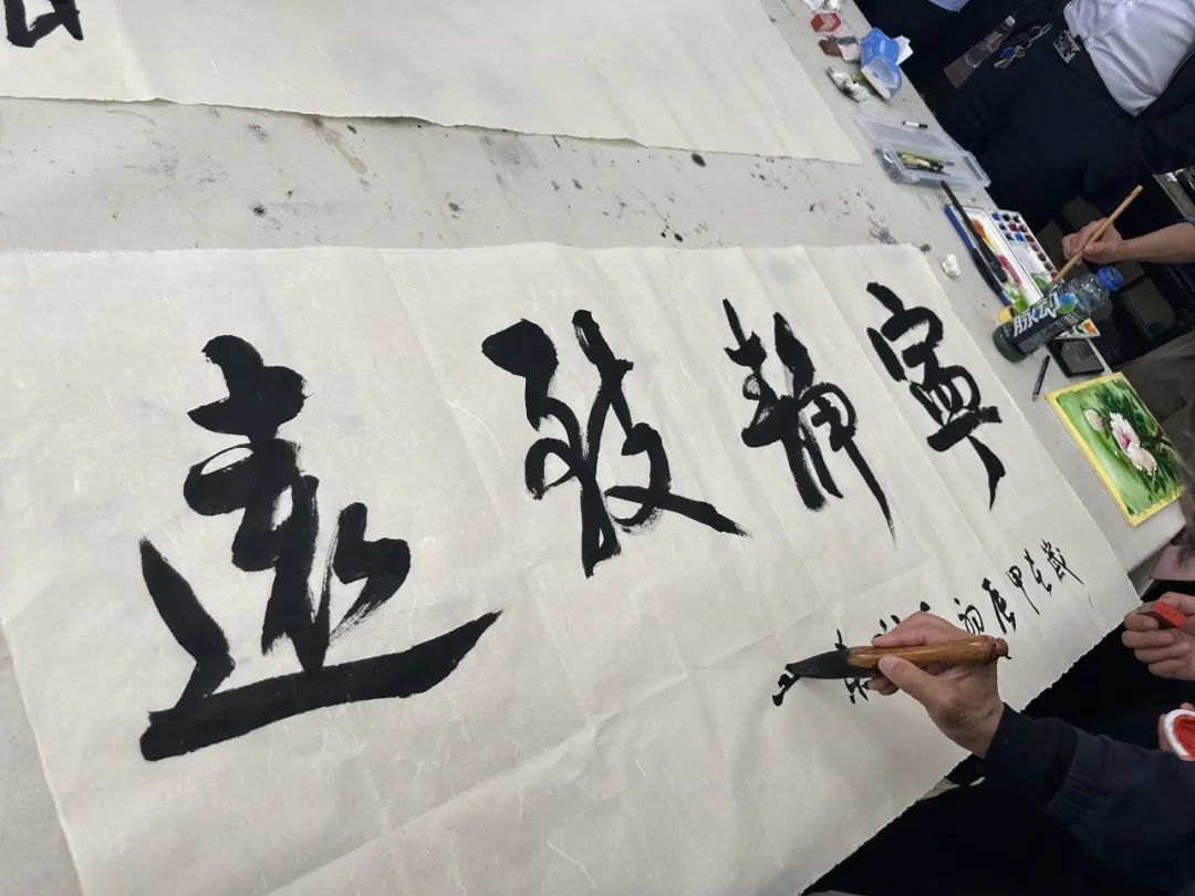 宁县公安文联开展“牡丹竞芬芳 警徽绽芳华”主题文化活动 图源：瓦斜派出所