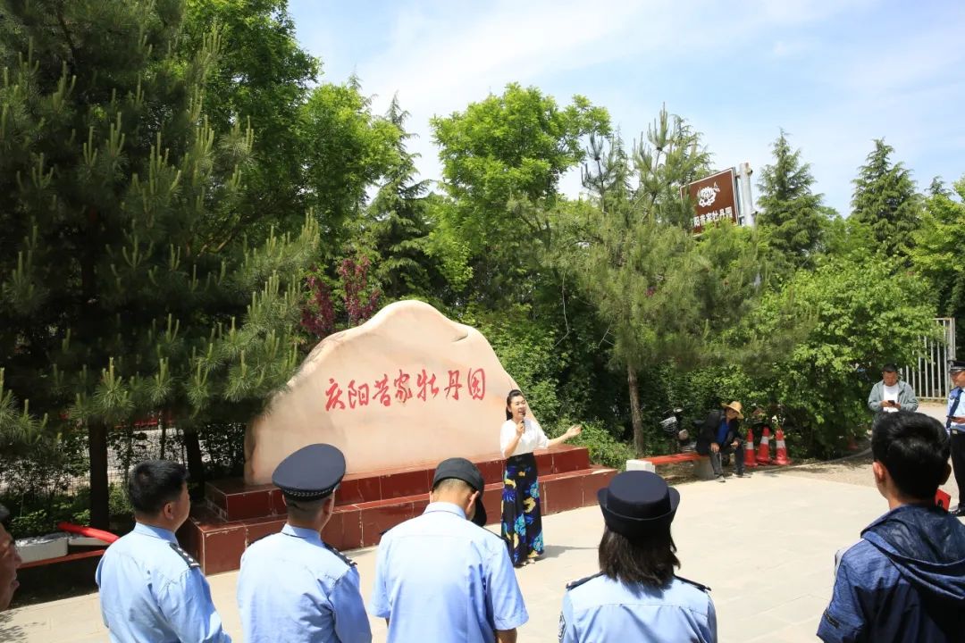 宁县公安文联开展“牡丹竞芬芳 警徽绽芳华”主题文化活动 图源：瓦斜派出所