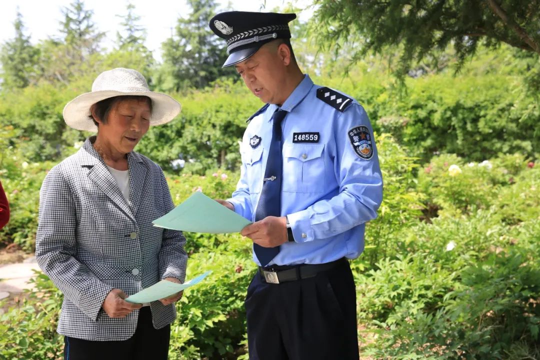 宁县公安文联开展“牡丹竞芬芳 警徽绽芳华”主题文化活动 图源：瓦斜派出所