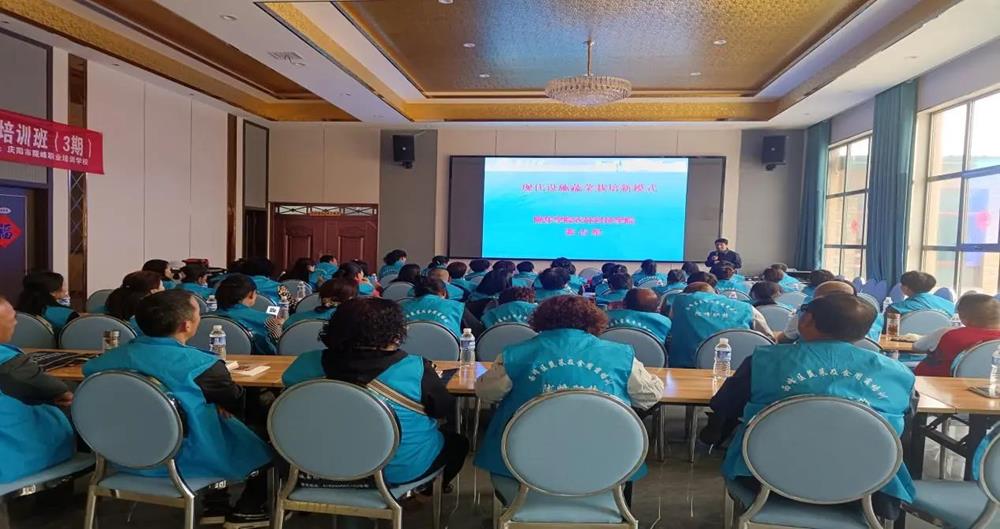 ▲隴東學(xué)院教授張占軍講授現(xiàn)代設(shè)施蔬菜栽培新模式