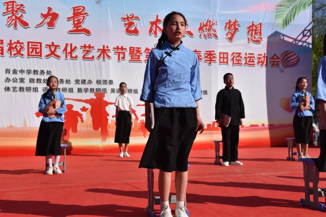 七年級(jí)（2）班《滿江紅》“怒發(fā)沖冠，憑欄處，瀟瀟雨歇，抬望眼，仰天長(zhǎng)嘯，壯懷激烈…”這首慷慨悲壯的宋詞曾經(jīng)給人們帶來(lái)多少刻骨銘心的感動(dòng)！