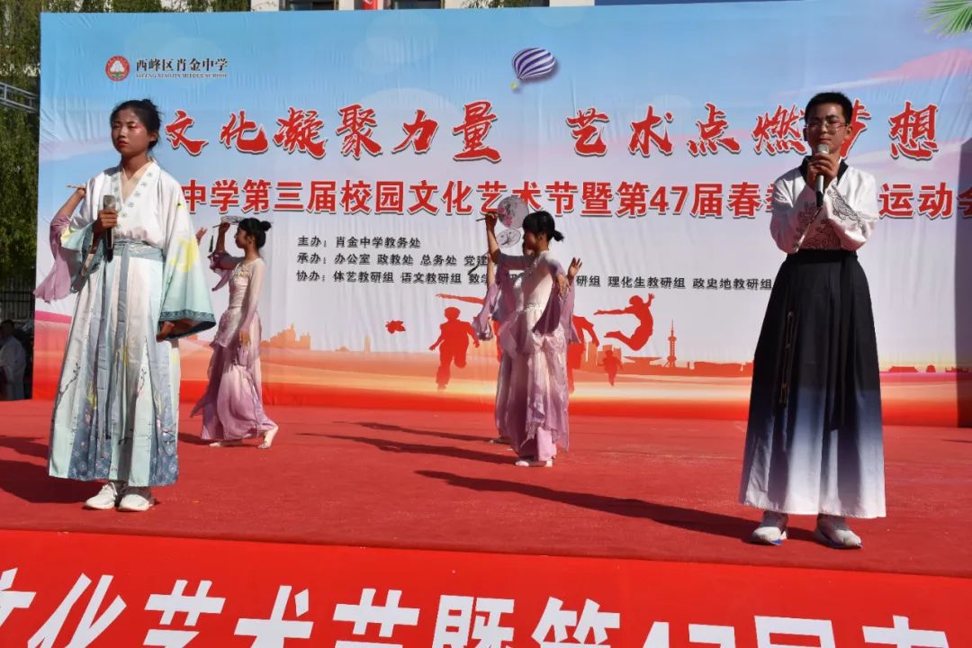 八年級(jí)（2）班《將進(jìn)酒》人生得意須盡歡，莫使金樽空對(duì)月。讓我們跟隨李白的筆觸，體驗(yàn)他那豪放不羈，自由奔放的精神世界。