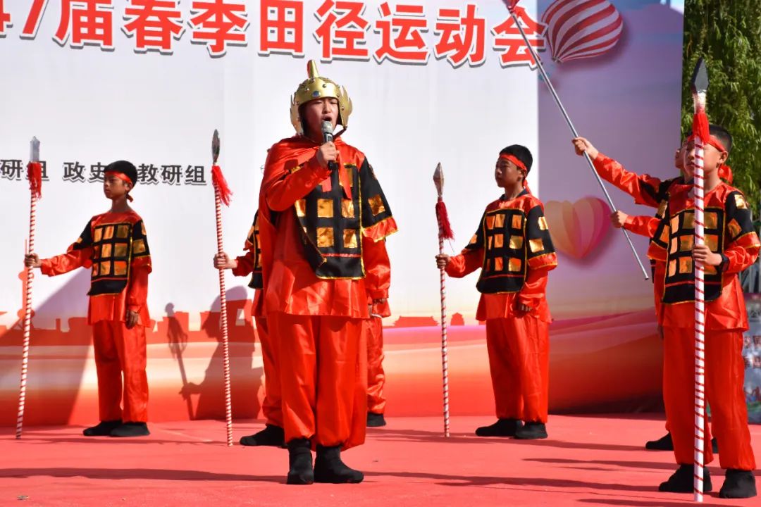 七年級(jí)（5）班《滿江紅》高樓獨(dú)上，仰天長(zhǎng)嘯。民族英雄岳飛將軍一曲《滿江紅》詮釋了愛(ài)國(guó)主義的真諦。