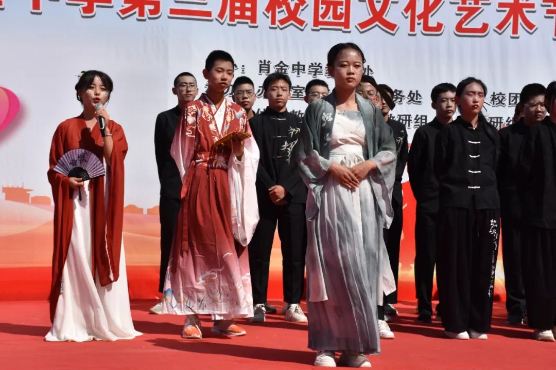 八年級(jí)（5）班《春江花月夜》春江潮水，花林似霰，月照扁舟。風(fēng)雨砥礪，歲月如歌，中華青年頂天立地當(dāng)自強(qiáng)！