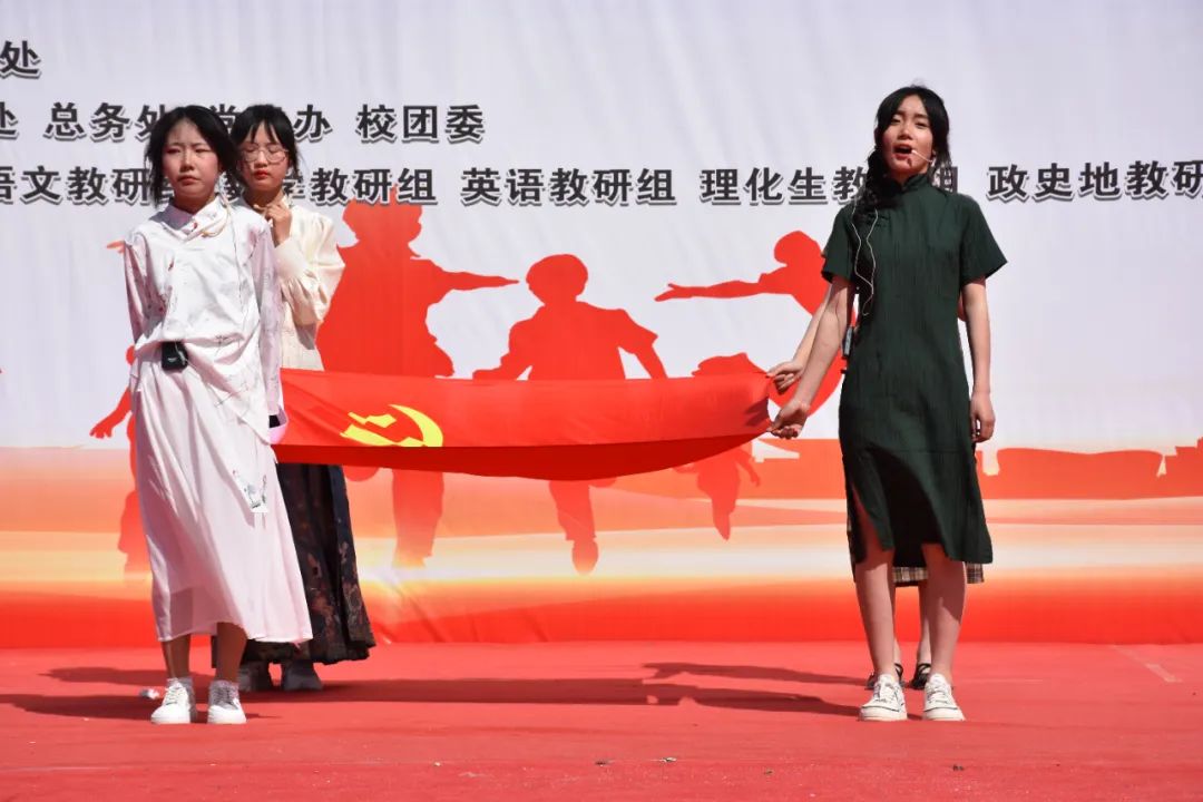 八年級(jí)（4）班《紅巖》紅巖上紅梅開(kāi)，千里冰霜腳下踩，三九嚴(yán)寒何所懼，一片丹心向陽(yáng)開(kāi)。