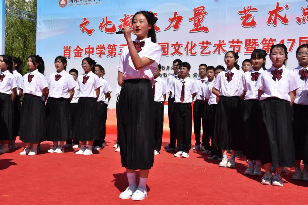 七年級(jí)（7）班《詩(shī)詞里的中國(guó)》中國(guó)是詩(shī)歌的國(guó)度，詩(shī)詞是中華文明智慧的沉淀，是中華民族燦爛文化的瑰寶。