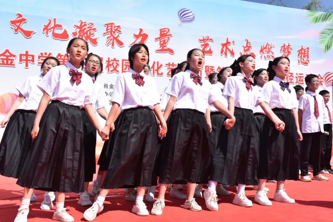 七年級(jí)（7）班《詩(shī)詞里的中國(guó)》中國(guó)是詩(shī)歌的國(guó)度，詩(shī)詞是中華文明智慧的沉淀，是中華民族燦爛文化的瑰寶。