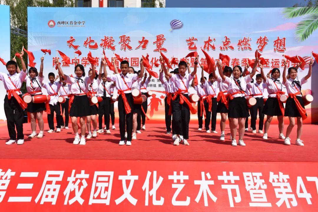 八年級(jí)（1）班《傳送經(jīng)典 唱響未來(lái)》歷史被撰寫(xiě)在經(jīng)典的文學(xué)作品中，不曾被塵埃淹沒(méi)。經(jīng)典的作品更因?yàn)闅v史的沉淀，熠熠生輝。